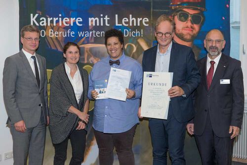 Ehrung von Maxine Hargrove für Spitzennote in der Abschlussprüfung