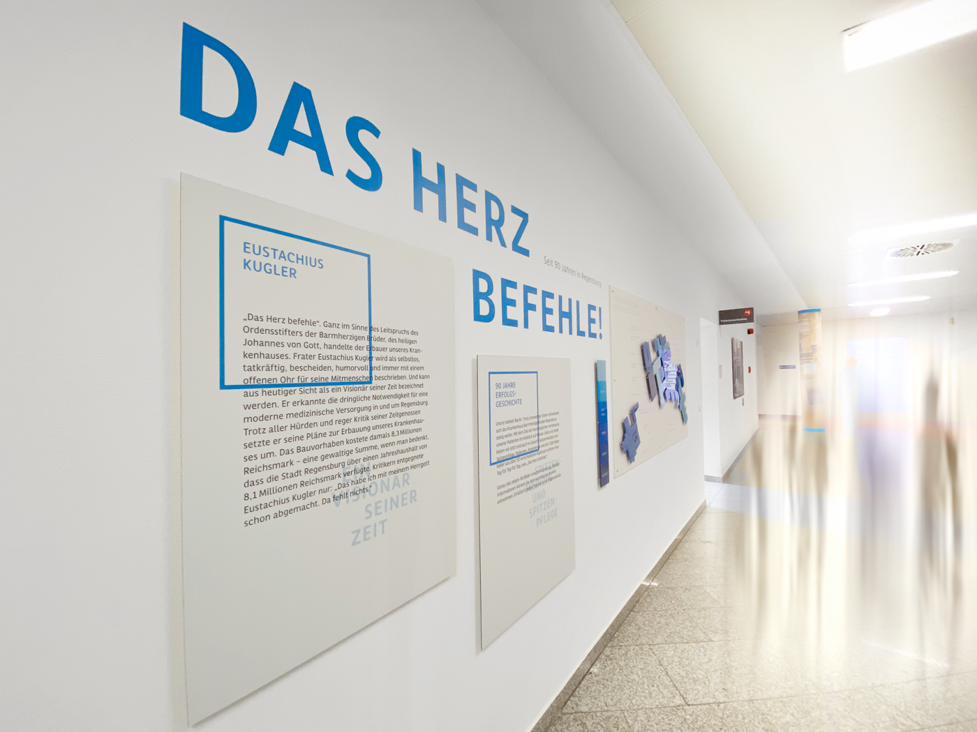 Aufnahme eines dekorierten Gangs im Krankenhaus