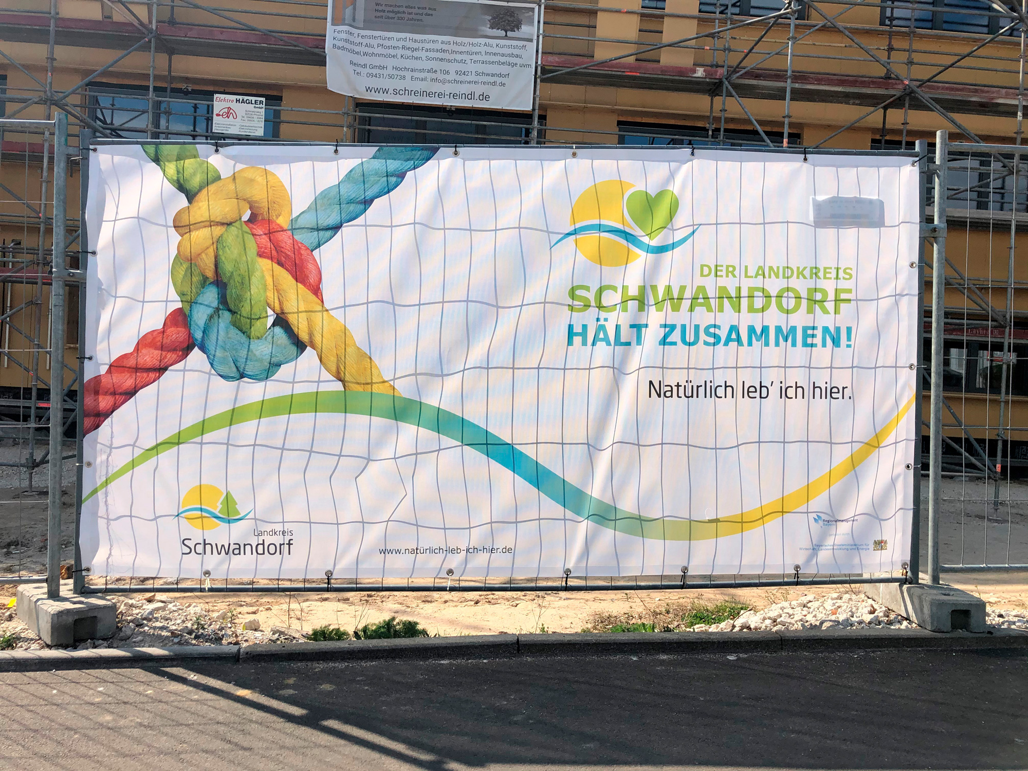 Bauzaun "Schwandorf hält zusammen"